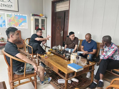 歡迎國(guó)際友人來(lái)梁山恒通考察洽談合作